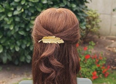 Zlatá spona do vlasů ve tvaru peříčka - peříčko-zlatá-sponka1